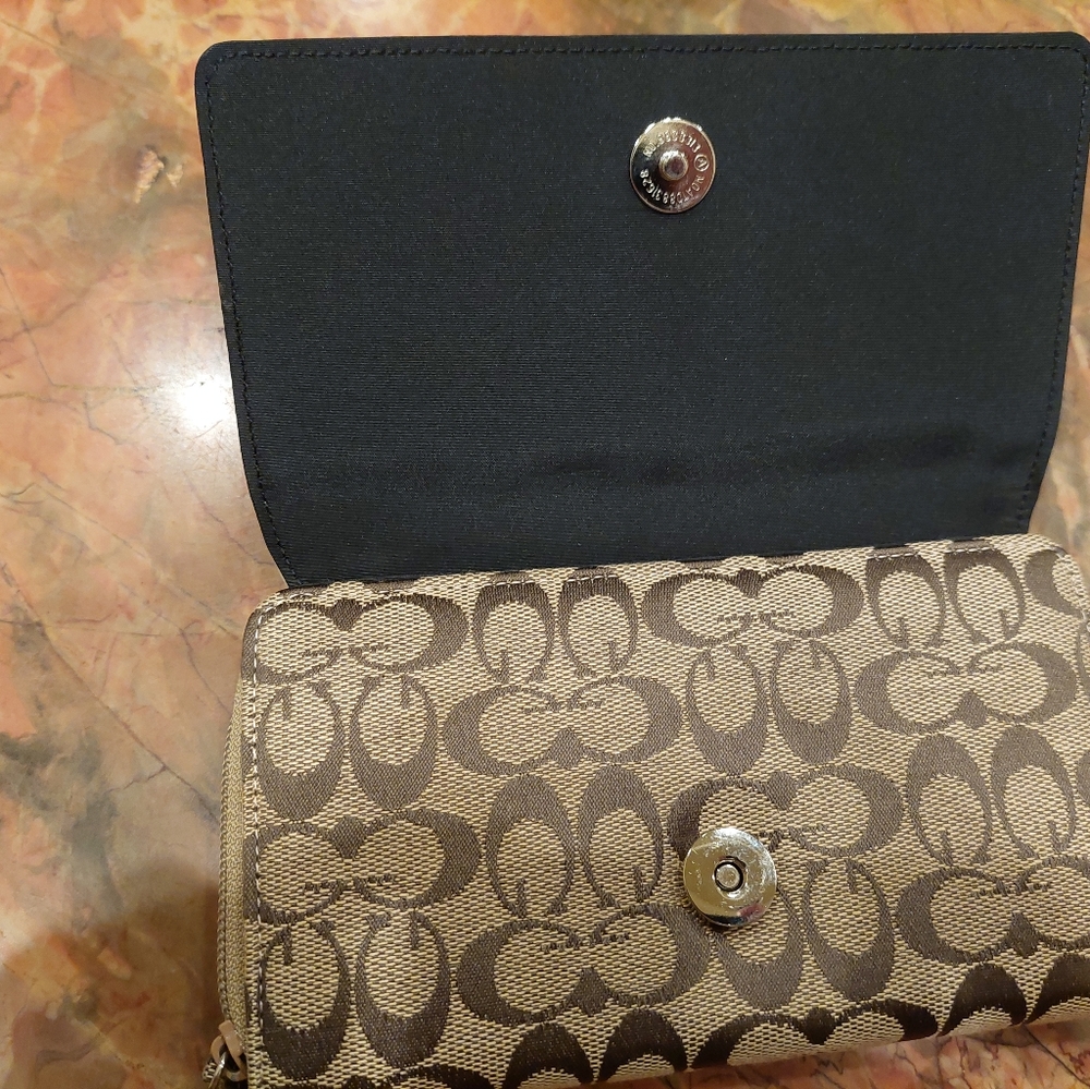 Wallet Preowned Excellent Condition - image 3